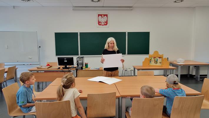Magiczne drzewo Kamishibai: Tworzymy historie w małym teatrze! 