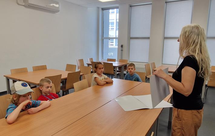 Magiczne drzewo Kamishibai: Tworzymy historie w małym teatrze! 