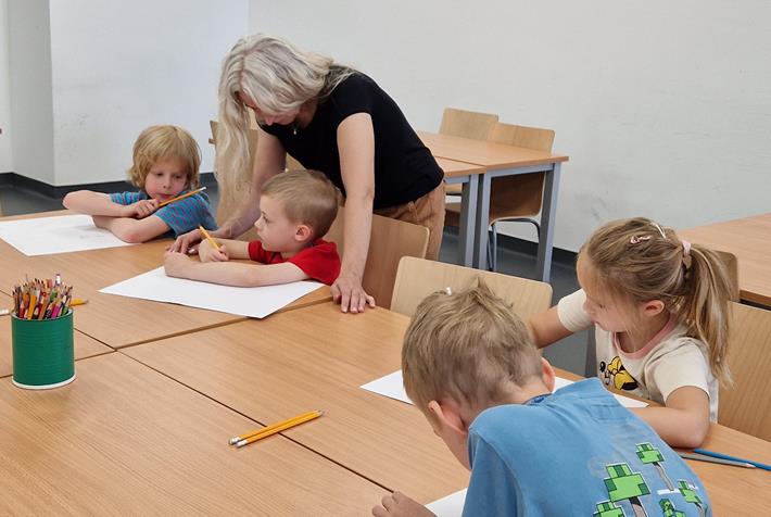 Magiczne drzewo Kamishibai: Tworzymy historie w małym teatrze! 