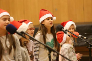 Dzieci śpiewają kolędy w Radio Katowice - występ chóru GIOIA